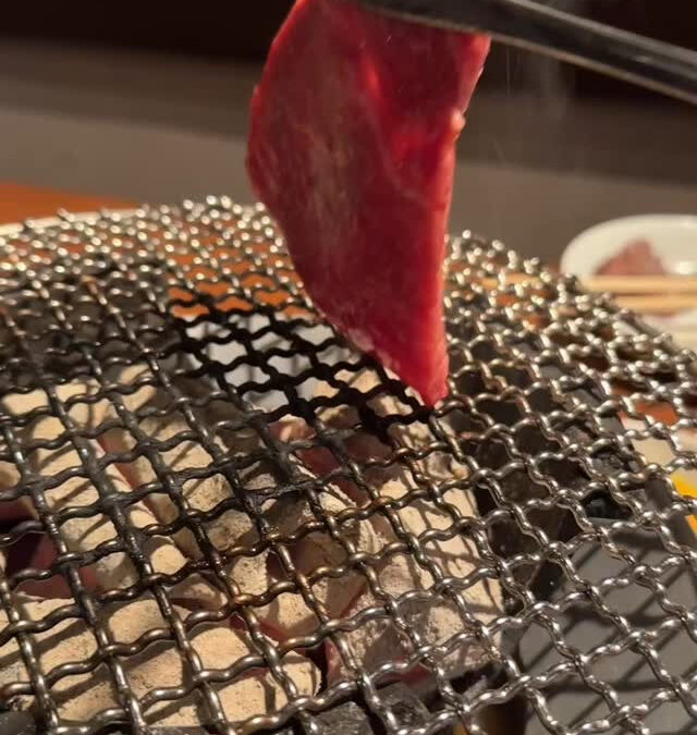お肉の表面にうっすら肉汁が浮いてきた時が